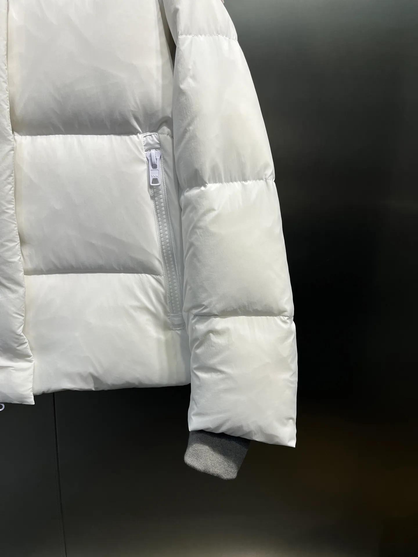 P740 Big Goose Capsule White Label Down Canada Goos* Canada Goose's new limited white label bread jacket, the same style for men and women, filled with 625 fill power white goose down, and the fabric has a satin feel. Suitable for wearing in spring and autumn in various cities, this model has a stand-up collar design, classic and versatile, and has good thermal insulation effect! Fabric + Features: ✅Fabric: 85% polyester, 15% cotton, windproof and waterproof ✅Lining: 100% polyester, windproof and waterproof ✅Filling: 80% pure white duck down, 20% pure white feathers ✅Fillness: 625 ✅Care instructions: Dry cleaning ✅Zipper: Genuine YKK two-way entrance zipper ✅TEI Temperature Feeling Index 1: Lightweight minus 5 degrees to 5 degrees Technology: ✅The fabric is made of CORDURA polyamide fabric, which is a new functional fabric and a leading technological product. The durability is 2 times higher than ordinary nylon fabric. Wear resistance, strong tear resistance, good hand feel and good color. ✅The liner is filled with imported 625 fill power 90 white duck down, the liner is reinforced with anti-runaway velvet liner, and the fly on the front center fly is designed with snap buttons to prevent ventilation and rain. Whether it is hiking, urban walking or polar exploration, this model can help you find the Cana that suits your body, activities and lifestyle. Color: pink, blue, black, white Size: xs-l